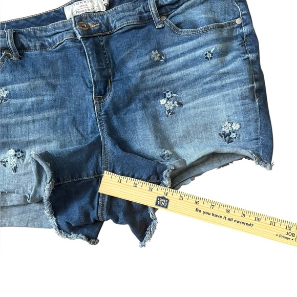 Torrid Floral Embroidered Medium Wash Size 20 Denim Shorts Mid Rise - Picture 4 of 7